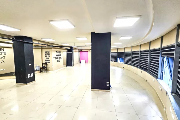 🏢✨ AMBIENT KOMERCIAL ME QIRA NË NJË NGA ZONAT MË STRATEGJIKE TË TIRANËS!