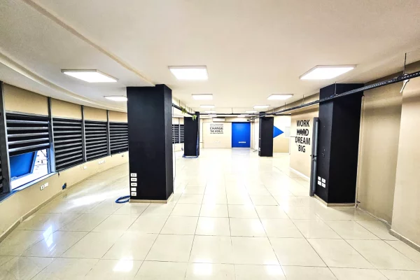 🏢✨ AMBIENT KOMERCIAL ME QIRA NE NJE NGA ZONAT ME STRATEGJIKE TE TIRANES!
