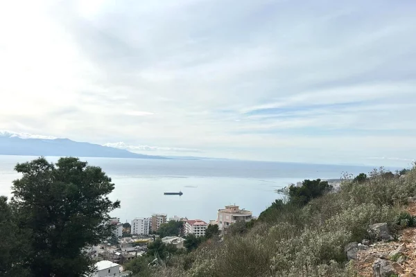 Truall ose Toke ne Sarande - 140,000 Euro