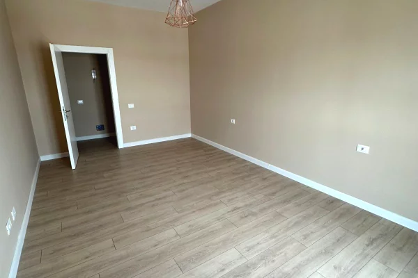 Shtepi ne shitje Apartament ne Tirane, 1+1, Mobilimi Bosh, pa mobiluar, Pagesa 149,700  Euro.