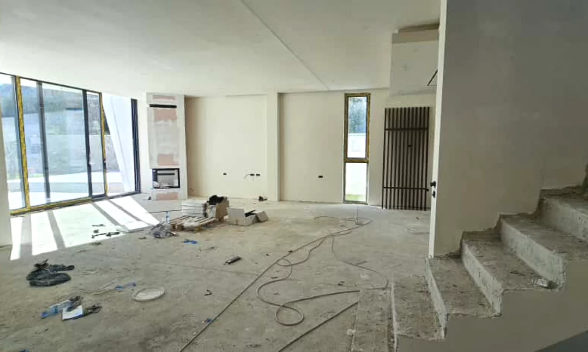 Shtepi ne shitje Vila Luksoze ne Tirane, 3+1, Mobilimi Bosh, pa mobiluar, Pagesa 780,000  Euro.
