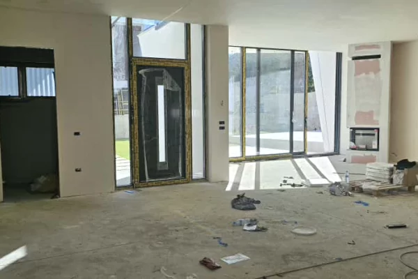 Shtepi ne shitje Vila Luksoze ne Tirane, 3+1, Mobilimi Bosh, pa mobiluar, Pagesa 780,000  Euro.