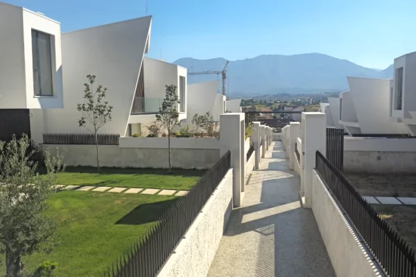 Shtepi ne shitje Vila Luksoze ne Tirane, 3+1, Mobilimi Bosh, pa mobiluar, Pagesa 780,000  Euro.