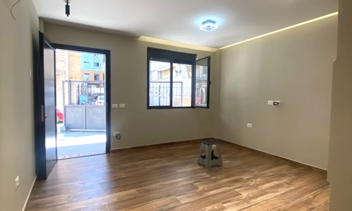 🏢 Ambient Biznesi per Qira/Investim – 21 Dhjetori, prane Square 21