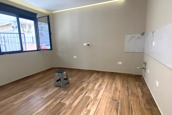 🏢 Ambient Biznesi per Qira/Investim – 21 Dhjetori, prane Square 21