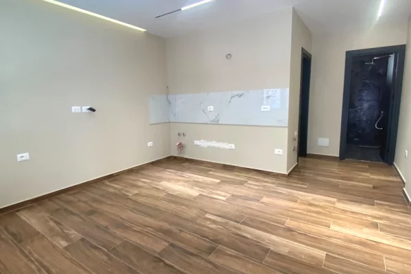 🏢 Ambient Biznesi per Qira/Investim – 21 Dhjetori, prane Square 21