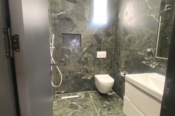 🏢 Ambient Biznesi per Qira/Investim – 21 Dhjetori, prane Square 21