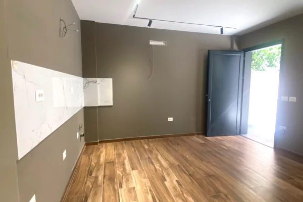 🏢 Ambient Biznesi per Qira/Investim – 21 Dhjetori, prane Square 21