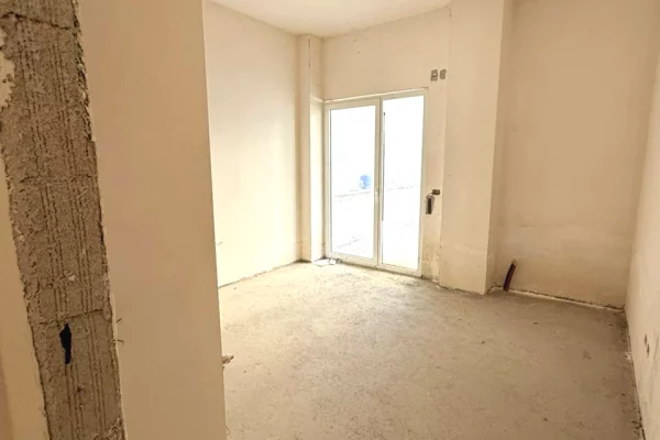 Shtepi ne shitje Apartament ne Tirane, 3+1, Mobilimi Bosh, pa mobiluar, Pagesa 256,000  Euro.