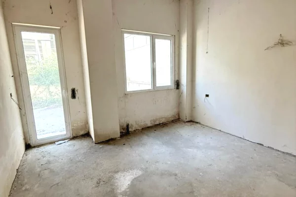 Shtepi ne shitje Apartament ne Tirane, 3+1, Mobilimi Bosh, pa mobiluar, Pagesa 256,000  Euro.