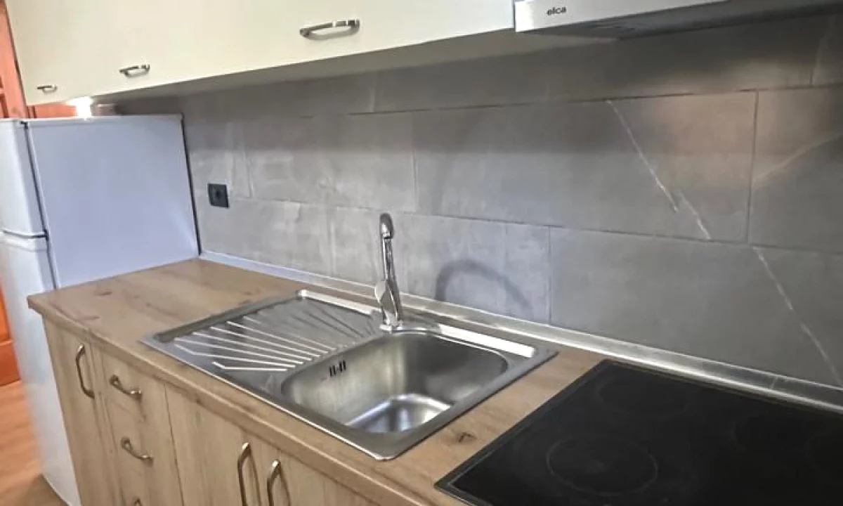 Shtepi ne shitje Apartament ne Tirane, 2+1, Mobilimi E mobiluar, Pagesa 125,000  Euro.