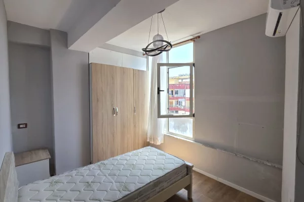 Shtepi ne shitje Apartament ne Tirane, 2+1, Mobilimi E mobiluar, Pagesa 125,000  Euro.