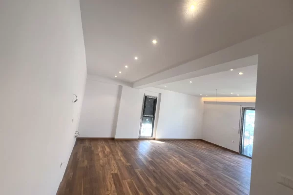 🏢Shitet Apartament 2+1 në Bengasi, pranë Rrethit të Klanit – Gati për Banim!