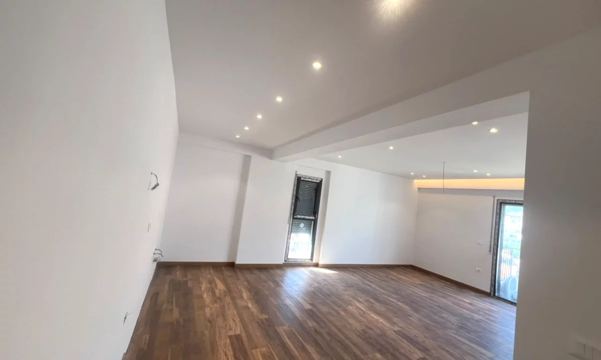 Shtepi ne shitje Apartament ne Tirane, 2+1, Mobilimi Bosh, pa mobiluar, Pagesa 175,134  Euro.