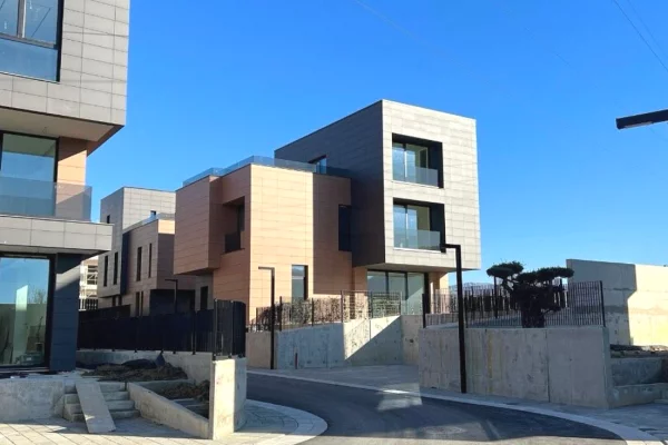 Shtepi ne shitje Vila Luksoze ne Tirane, 4+1, Mobilimi Bosh, pa mobiluar, Pagesa 780,000  Euro.