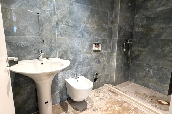 Shtepi ne shitje Apartament ne Tirane, 3+1, Mobilimi Bosh, pa mobiluar, Pagesa 319,260  Euro.