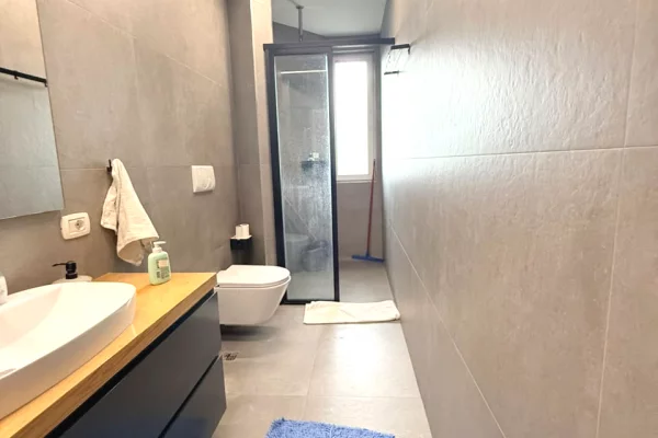 Shtepi ne shitje Apartament ne Tirane, 2+1, Mobilimi E mobiluar, Pagesa 225,000  Euro.