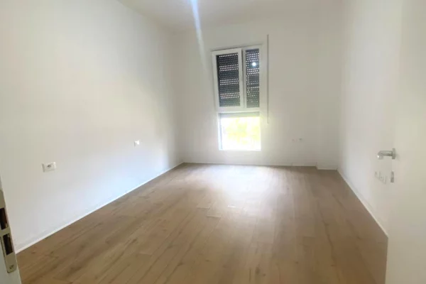 Ambient biznesi me qera 3+1 ne Tirane - 57,000 Leke