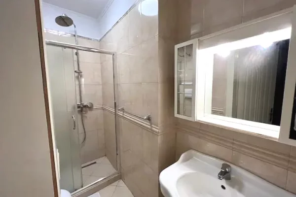 Shtepi me qera Apartament ne Tirane, 2+1, Mobilimi E mobiluar, Pagesa 1,000  Euro.