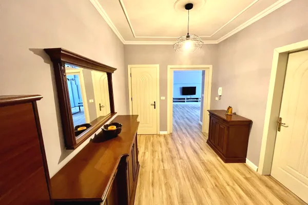 Shtepi me qera Apartament ne Tirane, 2+1, Mobilimi E mobiluar, Pagesa 1,000  Euro.