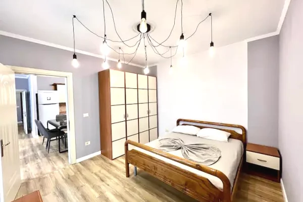 Shtepi me qera Apartament ne Tirane, 2+1, Mobilimi E mobiluar, Pagesa 1,000  Euro.