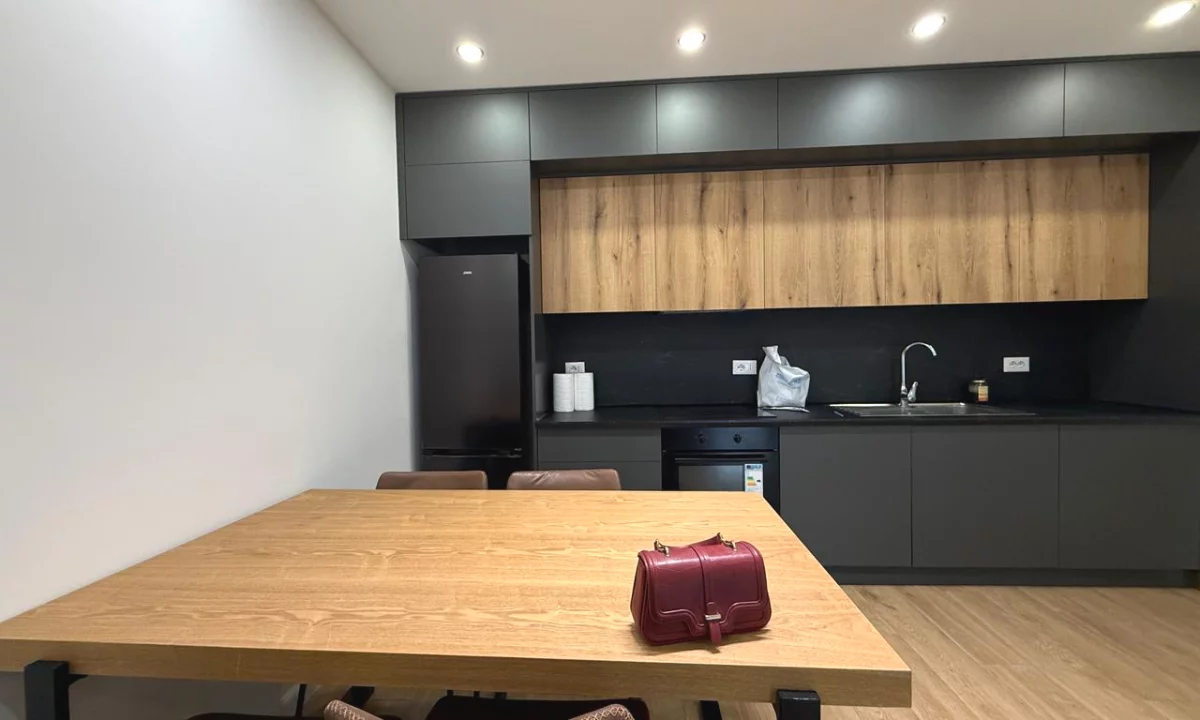 Shtepi me qera Apartament ne Tirane, 3+1, Mobilimi E mobiluar, Pagesa 700  Euro.
