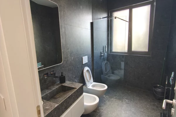 Shtepi me qera Apartament ne Tirane, 3+1, Mobilimi E mobiluar, Pagesa 1,700  Euro.