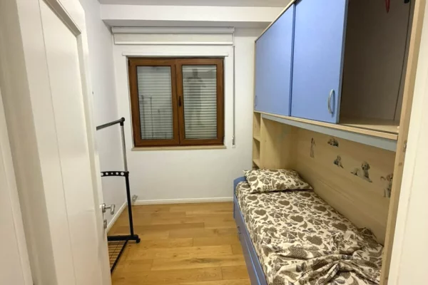 Shtepi me qera Duplex(shtepi me 2 kate) ne Tirane, 3+1, Mobilimi E mobiluar, Pagesa 1,400  Euro.