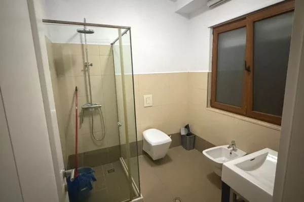 Shtepi me qera Duplex(shtepi me 2 kate) ne Tirane, 3+1, Mobilimi E mobiluar, Pagesa 1,400  Euro.