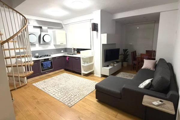 Shtepi me qera Duplex(shtepi me 2 kate) ne Tirane, 3+1, Mobilimi E mobiluar, Pagesa 1,400  Euro.