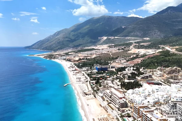 Shtepi ne shitje Apartament ne Himare, 2+1, Mobilimi Bosh, pa mobiluar, Pagesa 358,245  Euro.