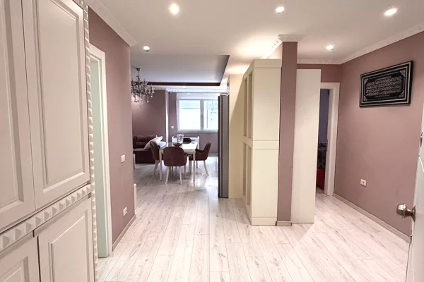 Shtepi ne shitje Apartament ne Tirane, 3+1, Mobilimi E mobiluar, Pagesa 320,000  Euro.