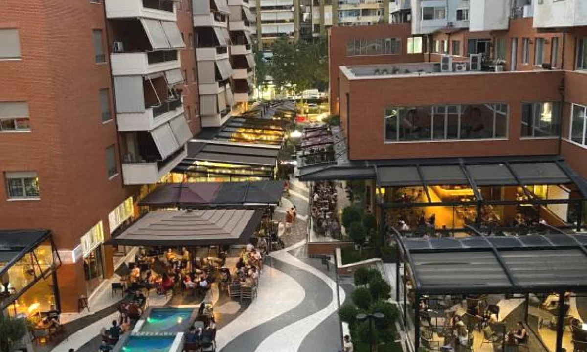 🏢 AMBIENT BIZNESI OPEN SPACE ME QIRA  –📍 KOMPLEKSI DELIJORGJI