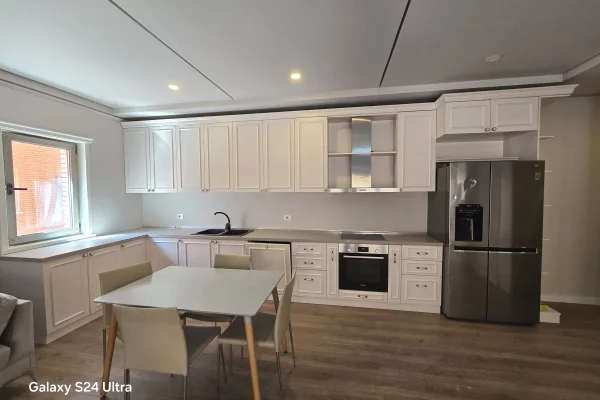 Shtepi me qera Apartament ne Tirane, 2+1, Mobilimi E mobiluar, Pagesa 1,100  Euro.