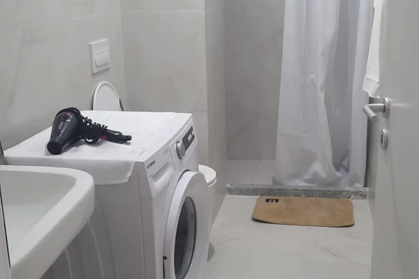Shtepi me qera Apartament ne Tirane, 1+1, Mobilimi E mobiluar, Pagesa 40,000  Leke.
