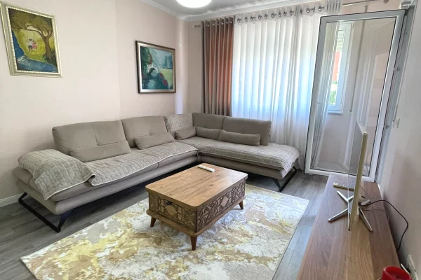 Shtepi me qera Apartament ne Tirane, 2+1, Mobilimi E mobiluar, Pagesa 55,000  Leke.