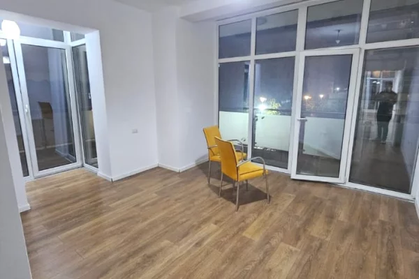 Ambient biznesi me qera 3+1 ne Tirane - 130,000 Leke