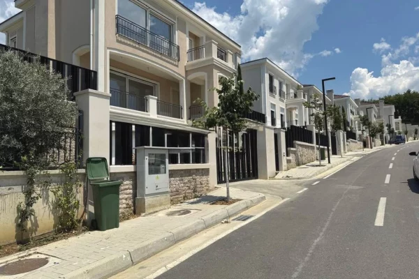 Shtepi me qera Vila Luksoze ne Tirane, 5+1, Mobilimi E mobiluar, Pagesa 5,000  Euro.