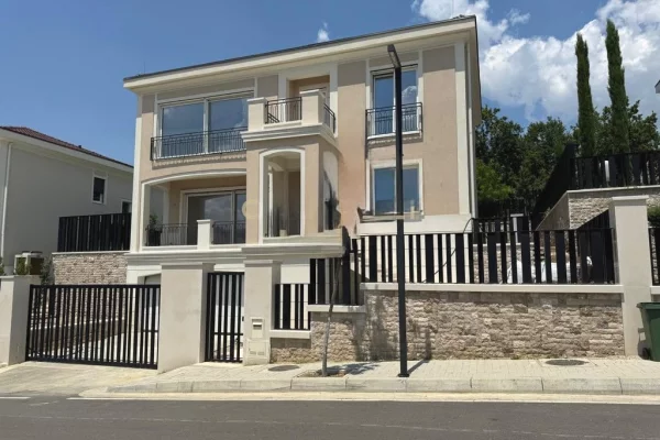 Shtepi me qera Vila Luksoze ne Tirane, 5+1, Mobilimi E mobiluar, Pagesa 5,000  Euro.