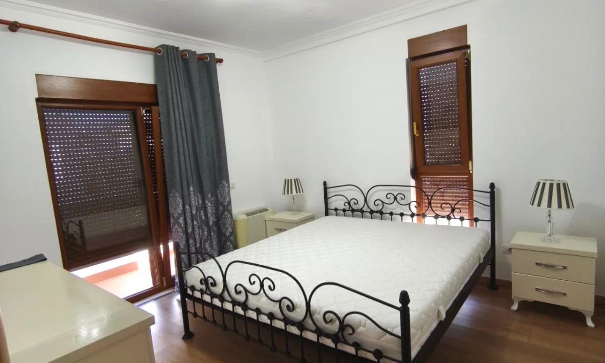 Shtepi me qera Vila Luksoze ne Tirane, 3+1, Mobilimi Pjeserisht e mobiluar, Pagesa 1,700  Euro.
