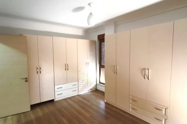 Shtepi me qera Vila Luksoze ne Tirane, 3+1, Mobilimi Pjeserisht e mobiluar, Pagesa 1,700  Euro.