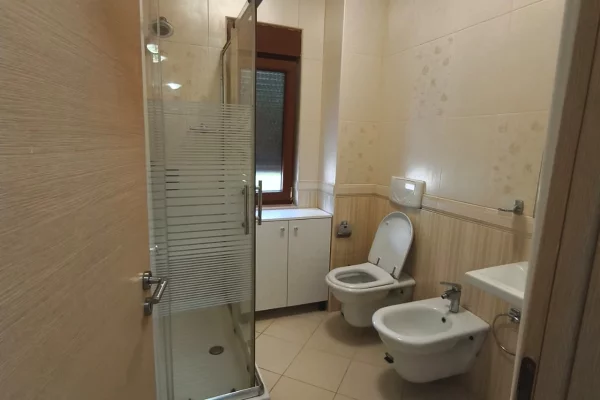 Shtepi me qera Vila Luksoze ne Tirane, 3+1, Mobilimi Pjeserisht e mobiluar, Pagesa 1,700  Euro.