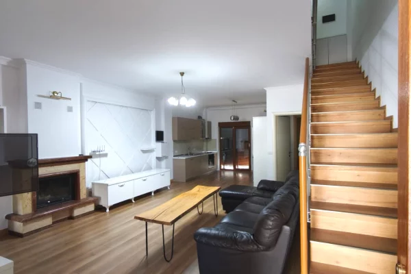 Shtepi me qera Vila Luksoze ne Tirane, 3+1, Mobilimi Pjeserisht e mobiluar, Pagesa 1,700  Euro.