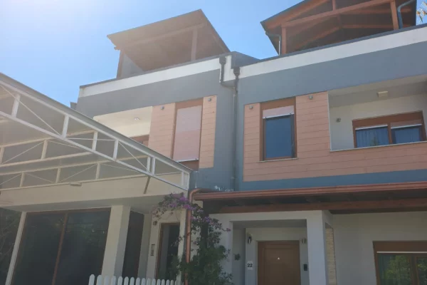 Shtepi me qera Vila Luksoze ne Tirane, 3+1, Mobilimi Pjeserisht e mobiluar, Pagesa 1,700  Euro.