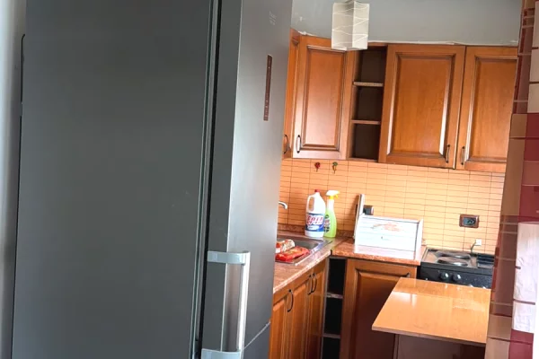 🛋️ Jepet me Qera Apartament 2+1 tek Kryqëzimi i 21 Dhjetorit!