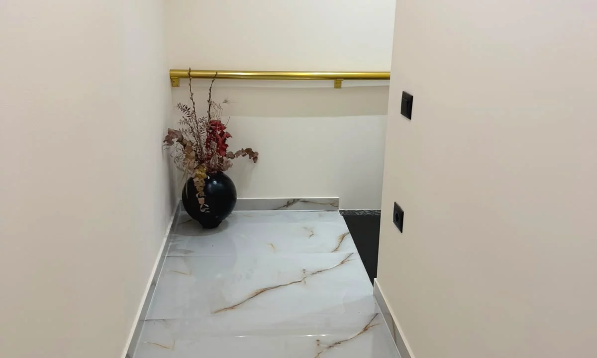 Shtepi me qera Duplex(shtepi me 2 kate) ne Tirane, 2+1, Mobilimi E mobiluar, Pagesa 800  Euro.