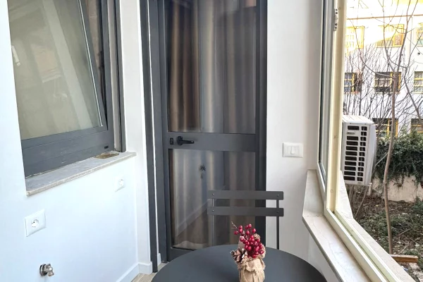Shtepi me qera Apartament ne Tirane, Garsoniere, Mobilimi E mobiluar, Pagesa 1,400  Euro.