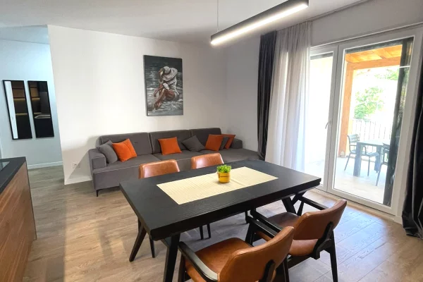 Shtepi ne shitje Apartament ne Tirane, 2+1, Mobilimi E mobiluar, Pagesa 275,000  Euro.