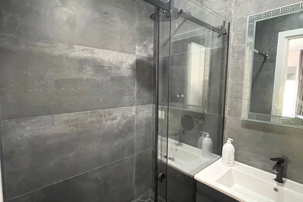 Shtepi ne shitje Apartament ne Tirane, 2+1, Mobilimi E mobiluar, Pagesa 275,000  Euro.