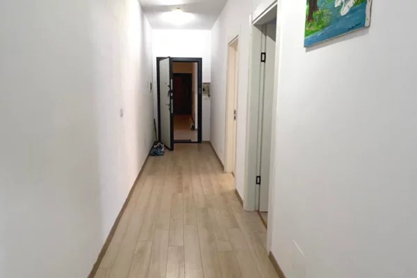 Shtepi ne shitje Apartament ne Tirane, 2+1, Mobilimi E mobiluar, Pagesa 125,000  Euro.
